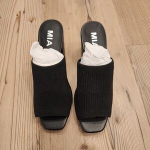 Mia NWOT Hilary Black Slip On Chunk Heel